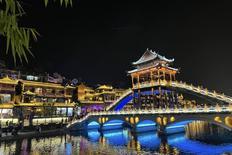 Phượng Hoàng Cổ Trấn về đêm!